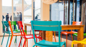 Een houten tafel en stoelen ontworpen voor schoolpersoneel om gezonde en respectvolle interacties te bevorderen. School en Veiligheid