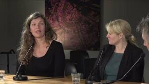 Een groep mensen die onderwerpen bespreekt die verband houden met onderwijs en gezonde relaties en seksualiteit in lesprogramma's. School en Veiligheid