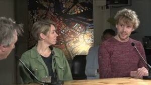 Een groep mensen die onderwijs en gezonde relaties en seksualiteit bespreken in lesprogramma's. School en Veiligheid