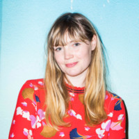 Een vrouw in een gebloemde jurk poseert voor een foto voor de Seksualiteit Podcast. School en Veiligheid